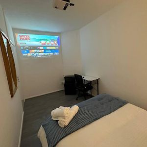 Small Cozy Private Bedroom Zone1